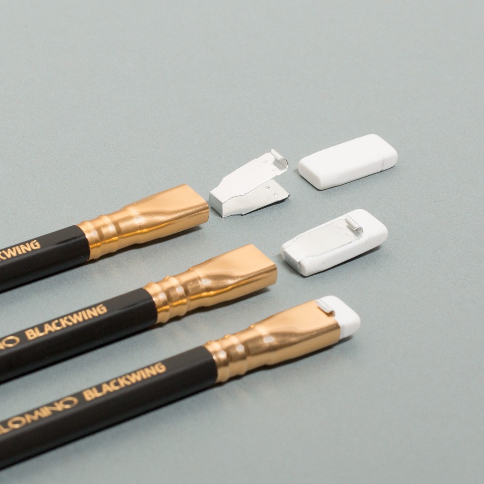 schwarzer Blackwing Bleistift von Palomino mit Radiergummi im Detail