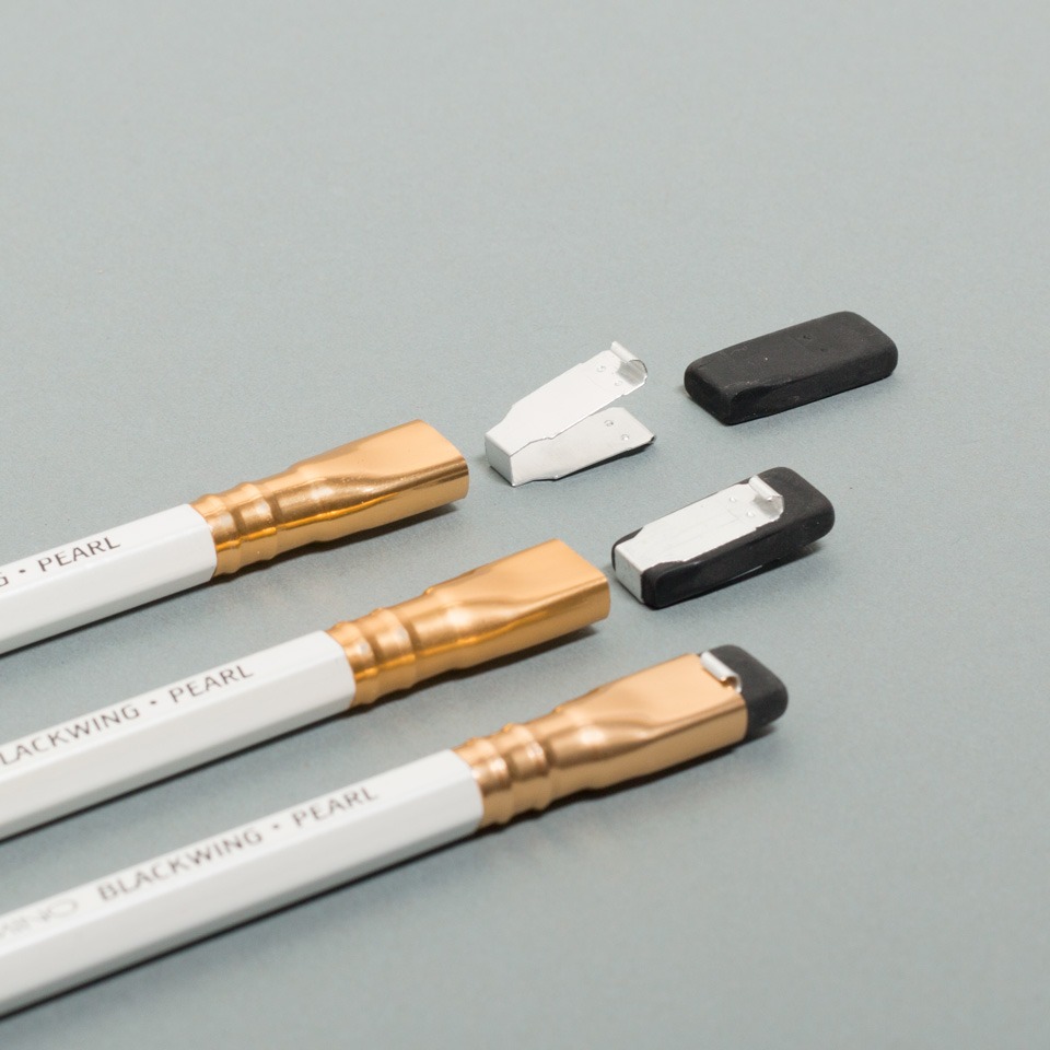 weißer Blackwing Bleistift von Palomino mit Radiergummi im Detail
