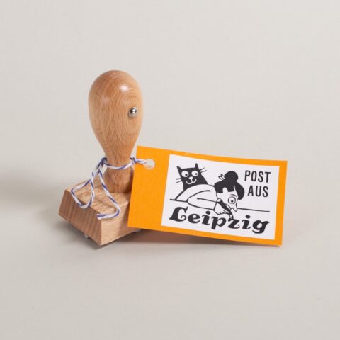 Stempel schreibende Frau mit Katze / Post aus Leipzig