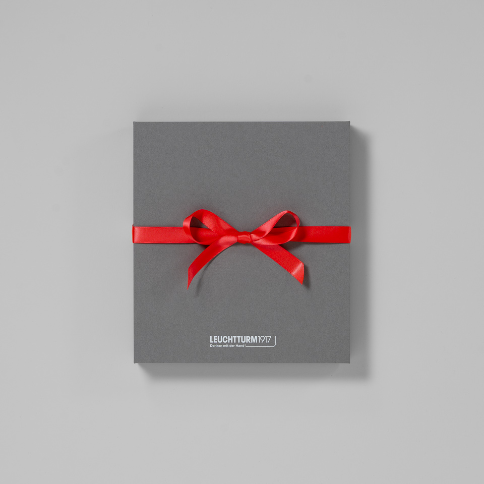 Leuchtturm-Geschenkbox: Notizbuch mit Drehgriffel Bleistift und Pen Loop – Bild 4