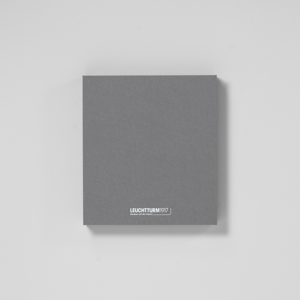 Leuchtturm-Geschenkbox: Notizbuch mit Drehgriffel Bleistift und Pen Loop – Bild 2